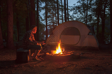 在美国阿肯色州森林里做营火饭的人高清图片