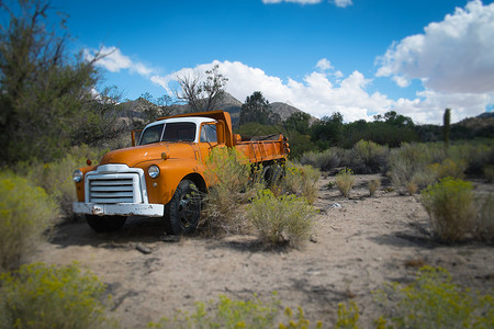 美国加利福尼亚州奥克斯废弃的橙色皮卡车图片