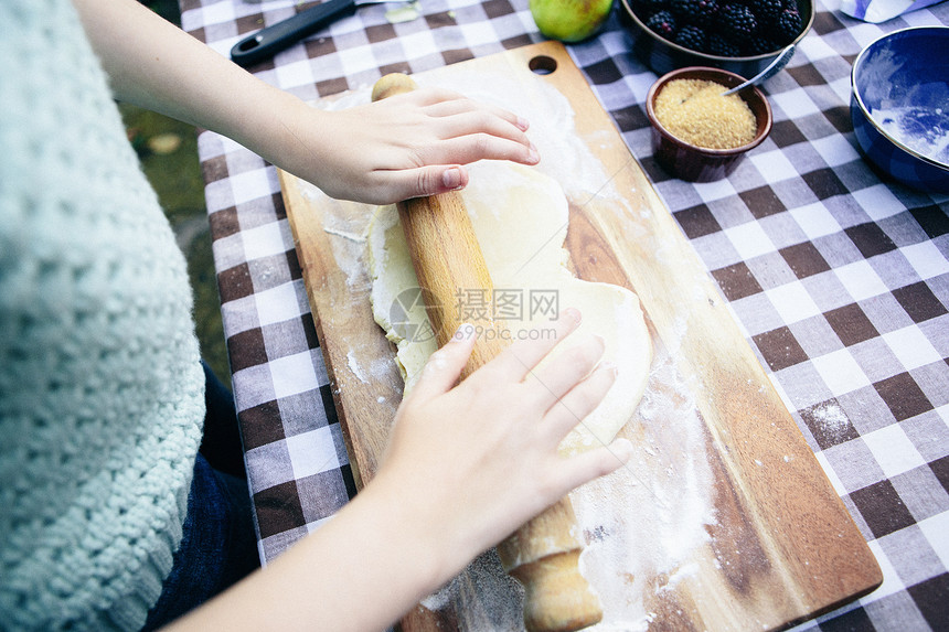 使用擀面杖的女孩图片