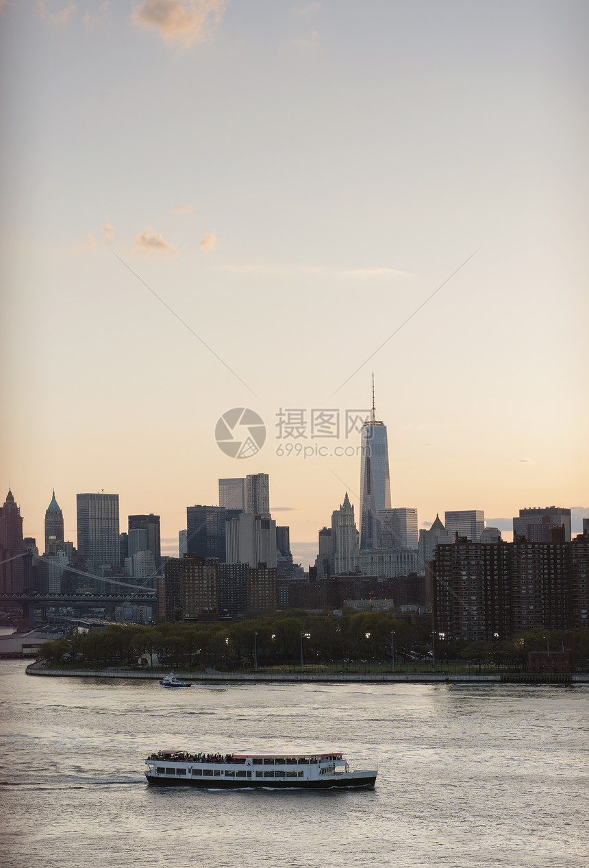 美国纽约曼哈顿东河的邮轮图片