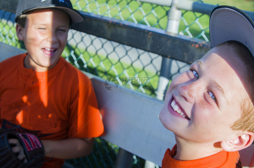 两个年轻的男棒球运动员一起笑着图片