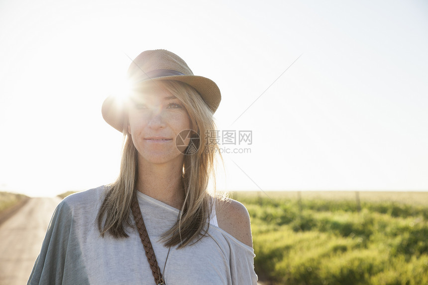 在乡村公路上走路的女人图片