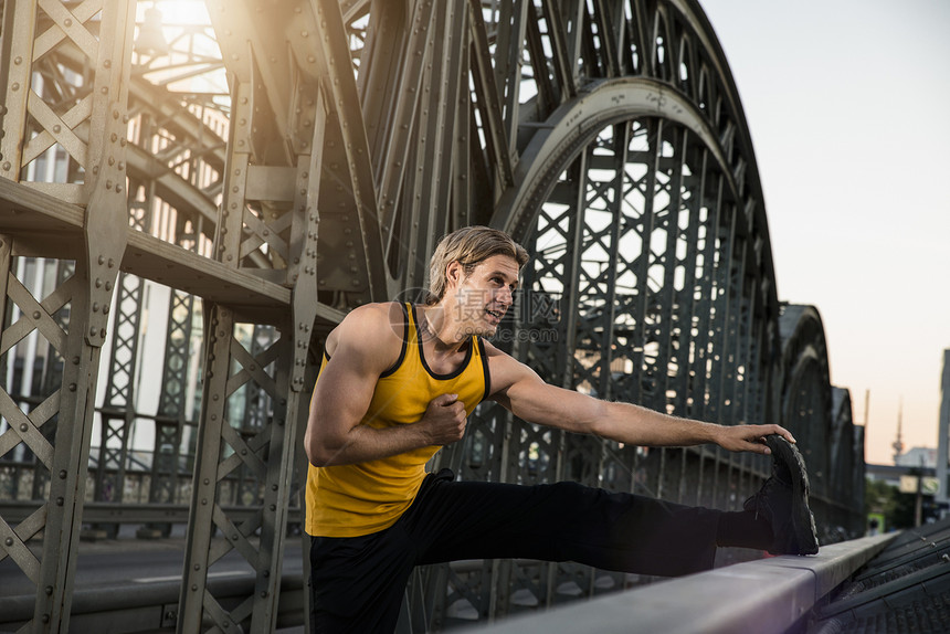 在桥上锻炼的男人图片