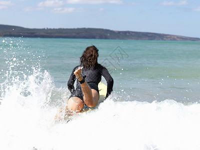 海上冲浪的年轻女性图片