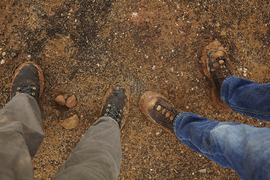 站在碎石路里满是泥土的鞋子图片