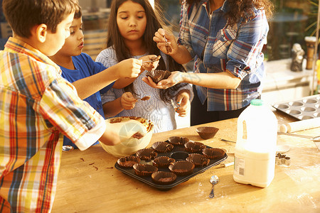 母亲和儿童在厨房烘烤图片