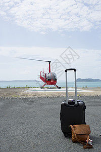 机场的直升机和行李箱图片
