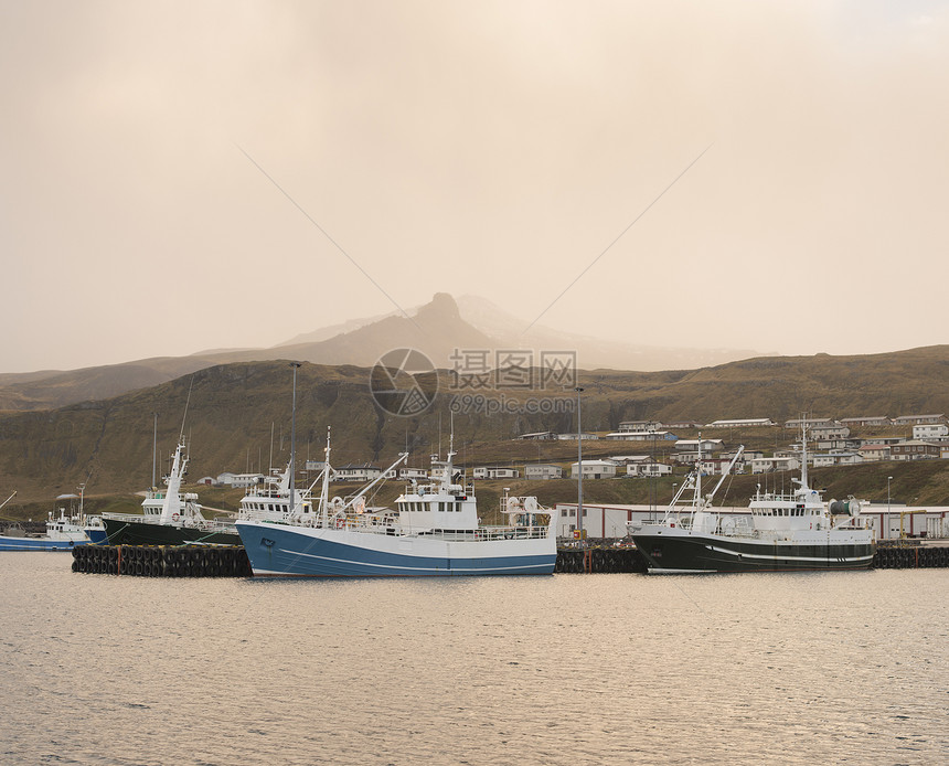 冰岛奥拉夫斯维克内费勒港口渔船图片