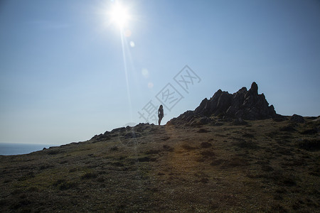 基南斯湾站在悬崖岩石上的成年女性背景