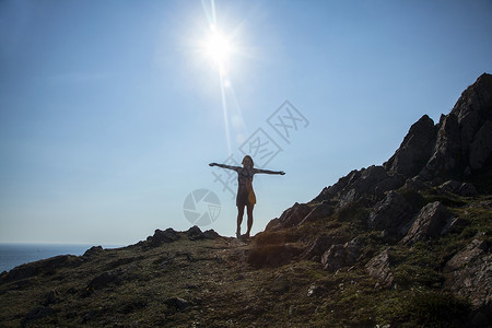 基南斯湾站在悬崖岩石上的成年女性背景