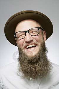 戴着帽子大笑的中年男性肖像图片