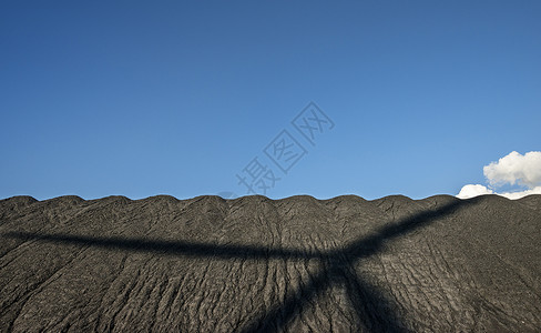 在荷兰泽煤矿上有风涡轮机的影子高清图片