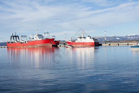 海 货船在阿根廷火地岛港停泊的两艘渡船背景