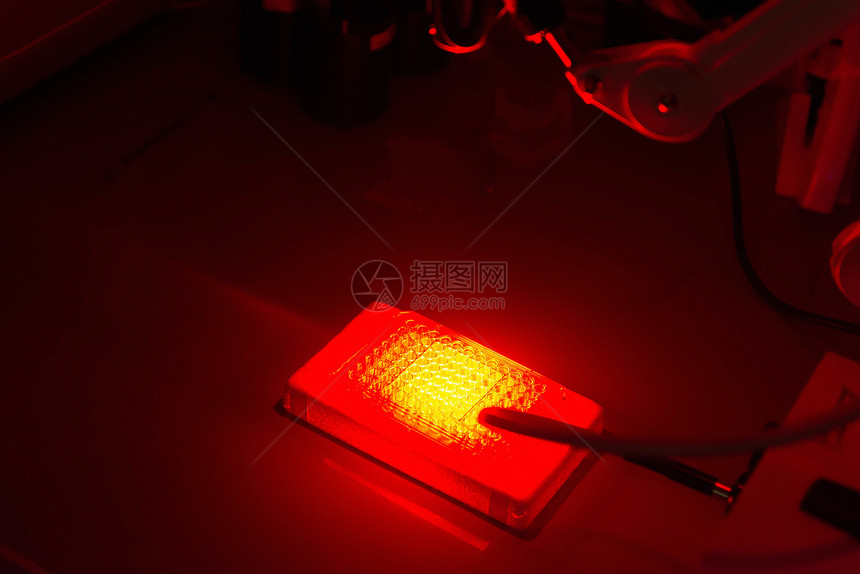 癌症研究实验室光动力疗法化使用对光敏感的药物治疗癌症细胞图片