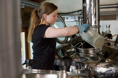 在酿酒厂工作的女酿酒者图片
