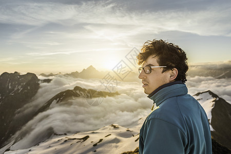 站在山顶的登山爱好者图片