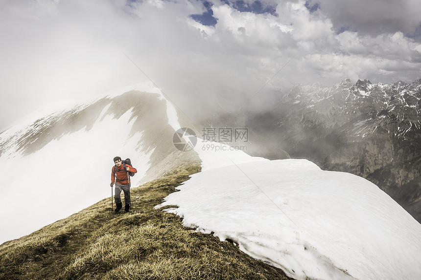 攀登山顶的徒步旅行者图片