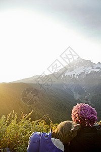 山顶看日出的成年女性图片