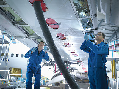 在飞机维修厂从事飞机机翼工作的工程师图片