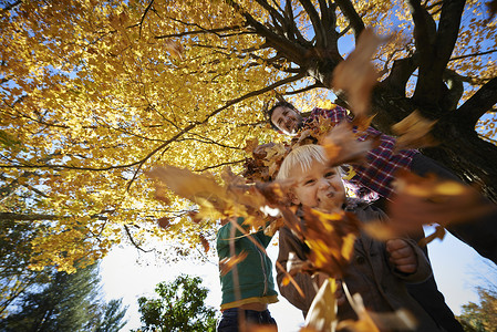 秋天树林里玩耍的一家人图片