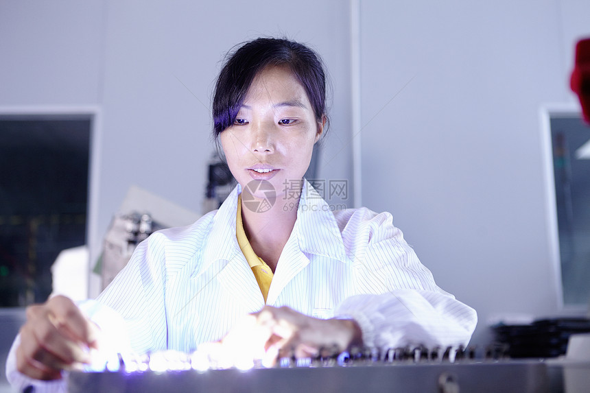 在LED工厂工作的技术人员图片