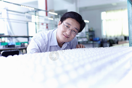 在LED工厂工作的技术人员背景图片