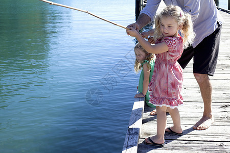 拿着鱼竿的女孩肖像图片