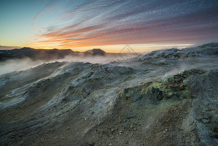 太阳升起的纳马弗贾尔山地热区冰岛北部高清图片