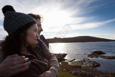 爱尔兰康纳马拉海岸边的夫妇图片