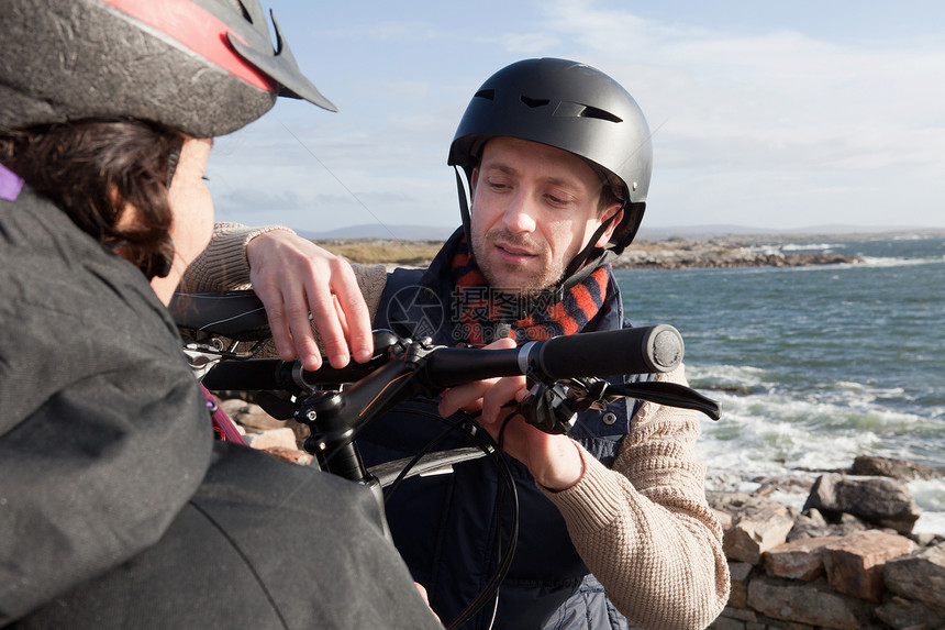 爱尔兰康纳马拉海滨骑自行车的夫妇图片