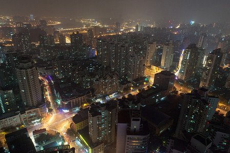 兴旺上海市中心夜晚的高架景观背景