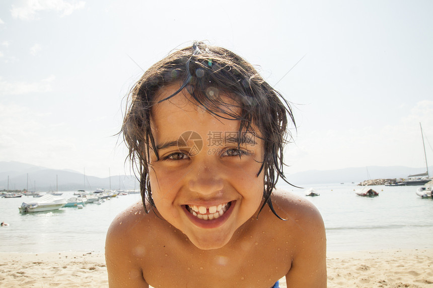 海滩上小男孩的肖像图片
