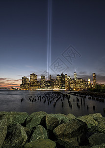 从美国纽约布鲁克林高地曼哈顿上空的光束高清图片
