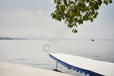 杭州西湖上停泊的渔船图片