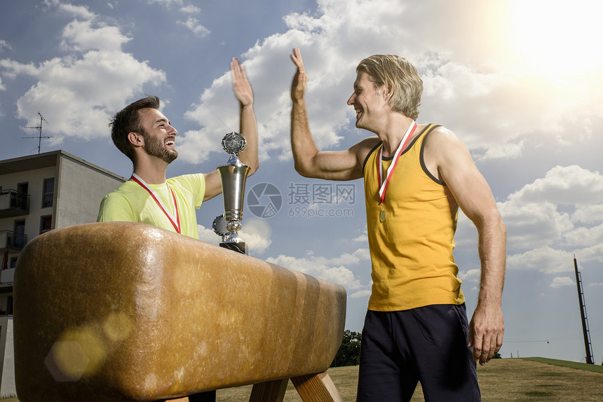 两个男体操运动员互相击掌图片