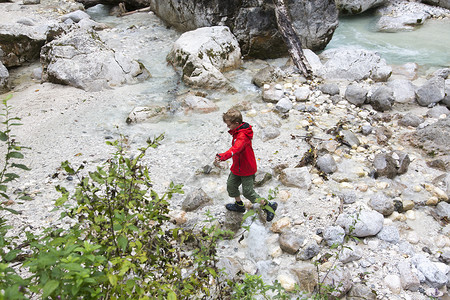 扎乌伯瓦尔德走在岩石河岸上男孩的背景