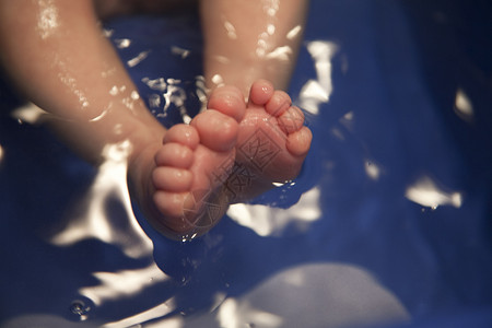 在洗澡的婴儿的脚图片