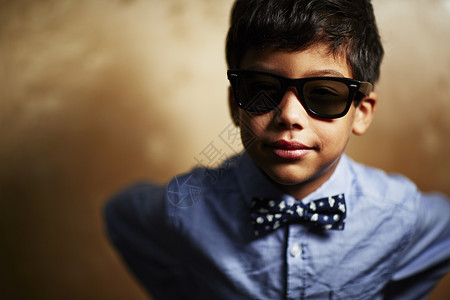戴墨镜和领结的男孩图片