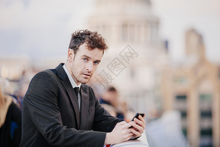 商业人士站在伦敦的千禧桥上图片