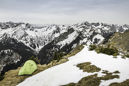 在德国巴伐利亚山顶上的帐篷图片