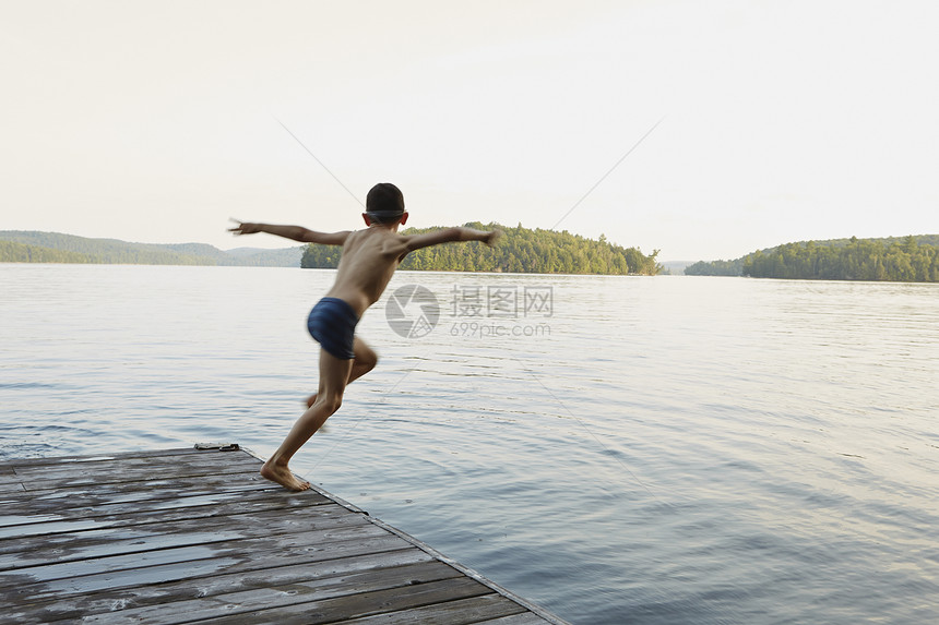 男孩从码头跳入湖中图片