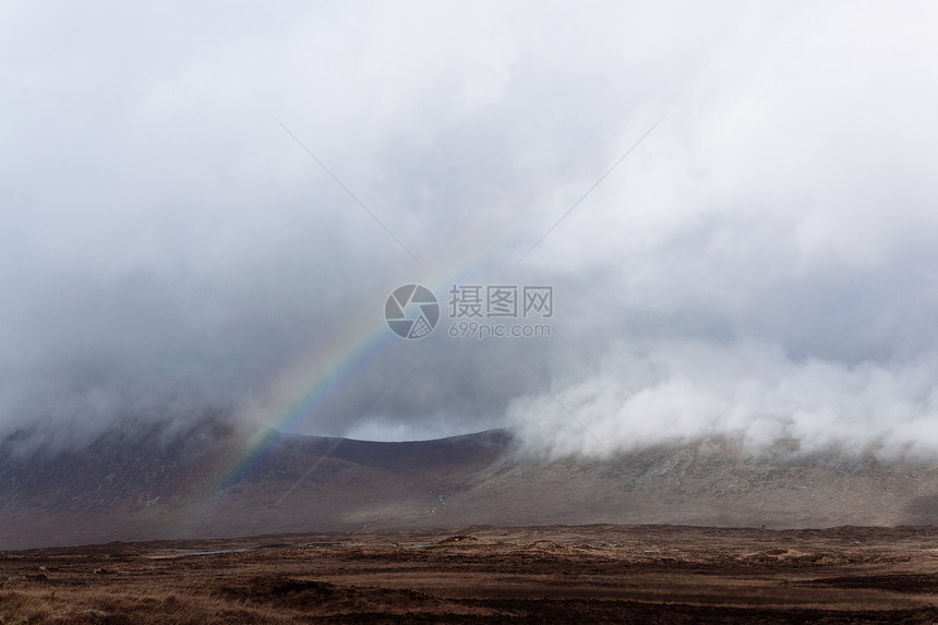 苏格兰高地格伦科上的云中彩虹图片