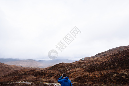 男子徒步在苏格兰高地格伦科旅行图片