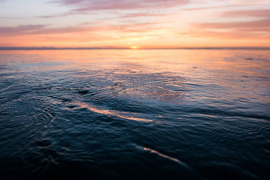 美国加利福尼亚州恩西塔斯海上的日落图片