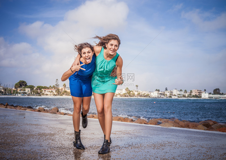 两位年轻女人在海边上闲逛图片