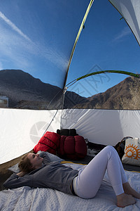 萨博尔年轻女从美国加利福尼亚州安萨博雷戈沙漠州公园的帐篷里向外看背景