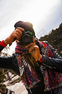 妇女在河前拍照图片