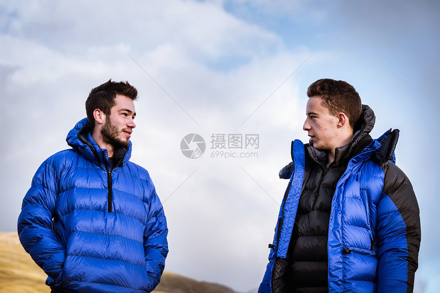 两个青年男性户外徒步图片