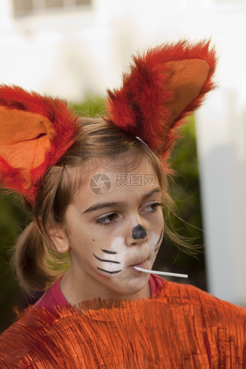 穿狐狸服装的小女孩吃棒棒糖图片