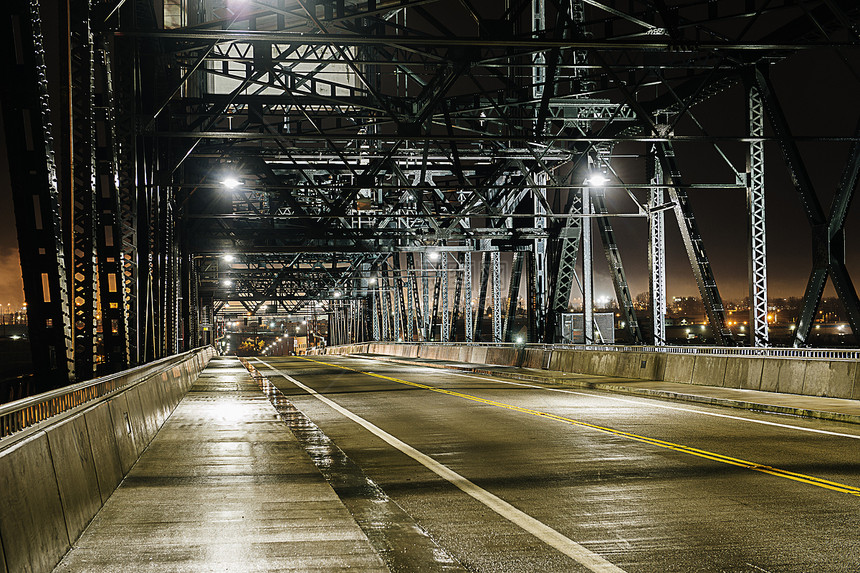 美国华盛顿州塔科马市普吉特湾夜间大桥图片